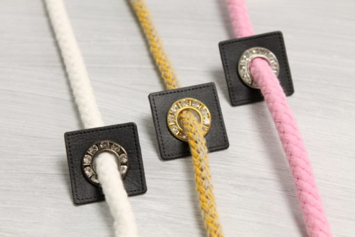 2 Stück Kunstleder Ösen Patches Strass Schwarz 15mm Gold – Bild 2