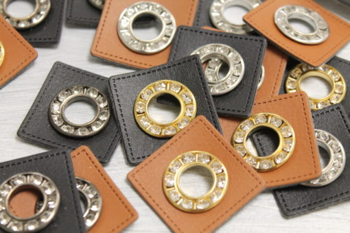 2 Stück Kunstleder Ösen Patches Strass Schwarz 15mm Gold – Bild 3