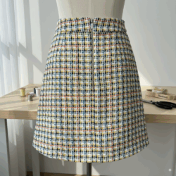 Bouclé Stoff – Baumwolle/Polyester – Bunt auf Weiß – Perfekt für Jacken & Röcke