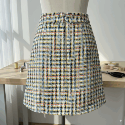 Bouclé Stoff – Baumwolle/Polyester – Bunt auf Weiß – Perfekt für Jacken & Röcke