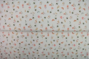 ???? Baumwolljersey „Bee Meadow White“ – zarte Blumen & kleine Bienen – Meterware