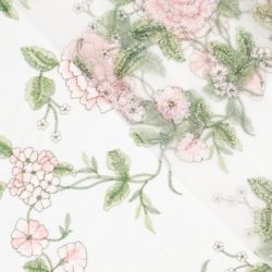 Bestickter Tüll „Rosengarten“ – zarte Stickerei für edle Nähträume 🌹✨