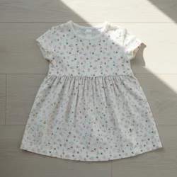 Baumwolljersey „Bee Meadow White“ – zarte Blumen & kleine Bienen – Meterware