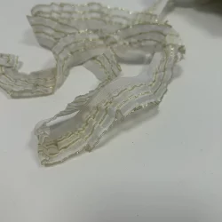 Alternative view of Elastisches Rüschband 20 mm – Weiß mit goldenen Akzenten