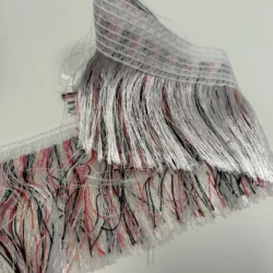 Fransenband 95 mm – Weiß mit Schwarz-Rot Akzenten