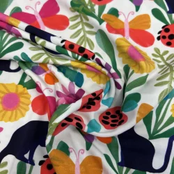 Jersey „Sommerwiese mit Katzenzauber“ – bunter Baumwolljersey mit Katzen, Blumen & Marienkäfern