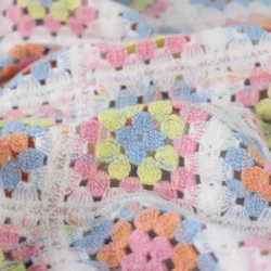 Gehäkelter Jacquardstoff „Vintage Granny Squares“ – Pastell