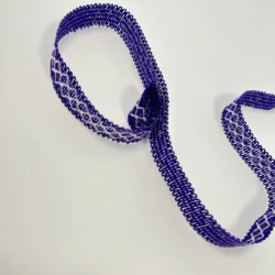 Zierband „Geo Stitch“ 25 mm – strukturiertes Band lila/weiß